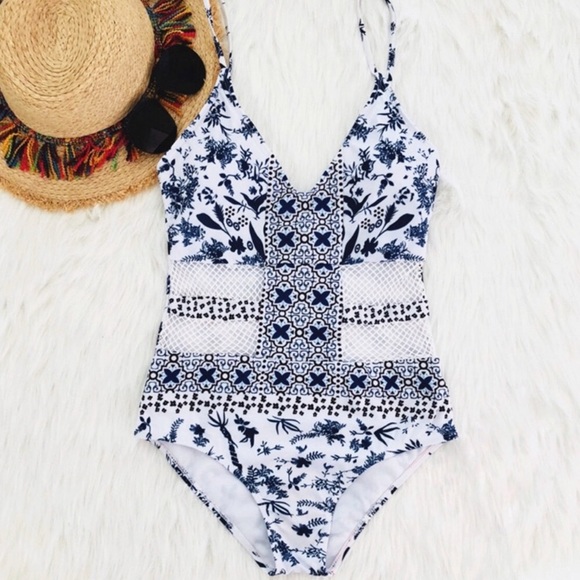 🌟ONLY 1 LEFT🌟 adorable one piece - Picture 2 of 7